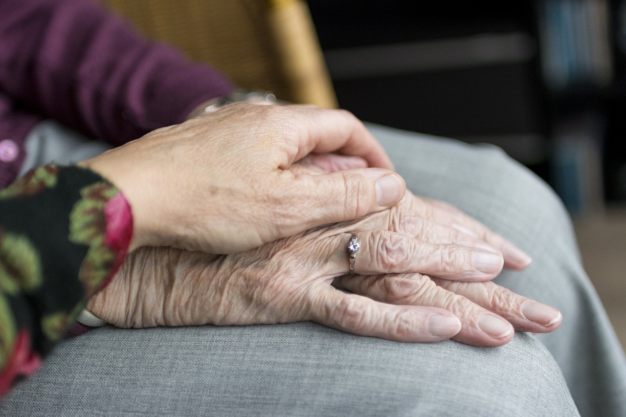 Des mains unies — le lien entre bénévoles et résidents